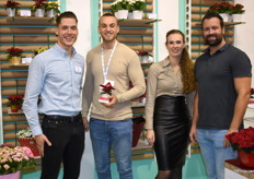 Op de stand van SV.CO stond hun Poinsettia met print goed in de aandacht. Mike Broch (links) laat samen met Mandy Oosthoek het nieuwe product zien aan Jeffrey van Antwerpen en Berry Hoek, beide van Hamiplant.